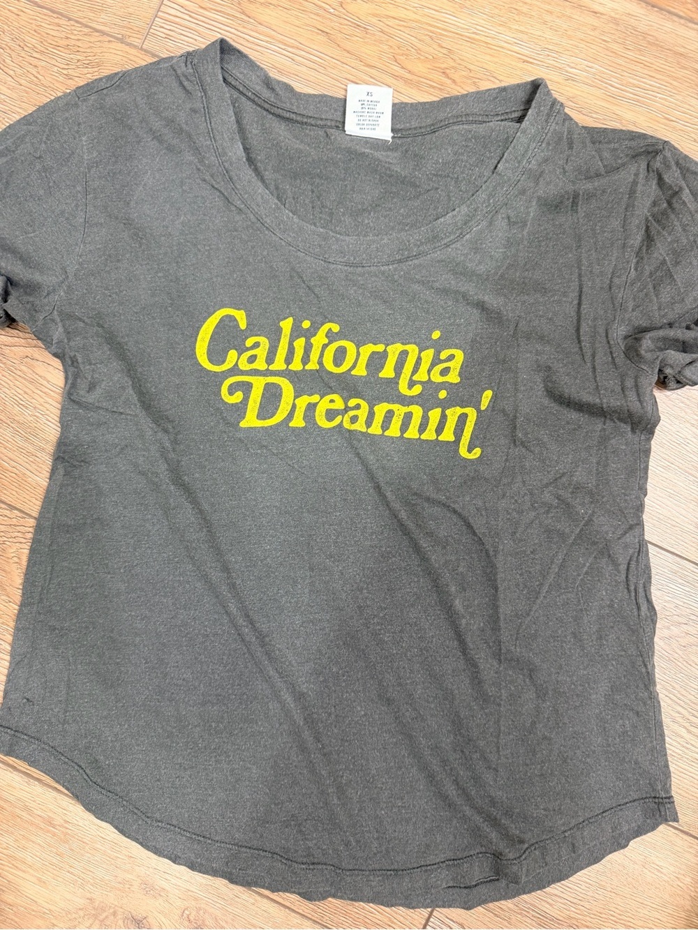 California Dreamin' Women's Short Sleeve Tee - Gray with Yellow Print 0083